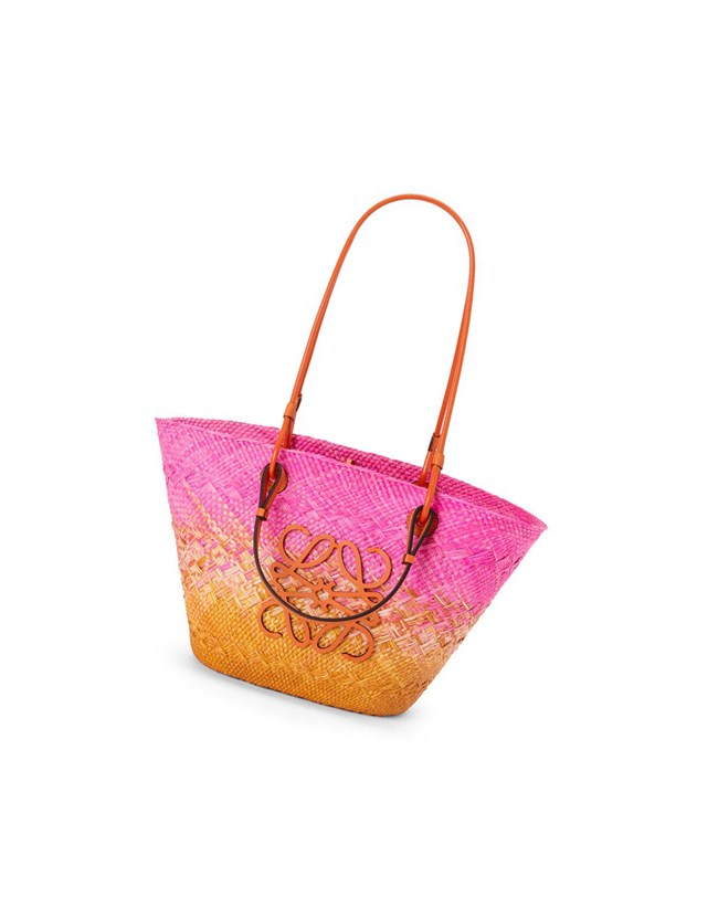 Loewe Anagram Basket bag in iraca palm and calfskin Fuchsia / Orange | UV7451260