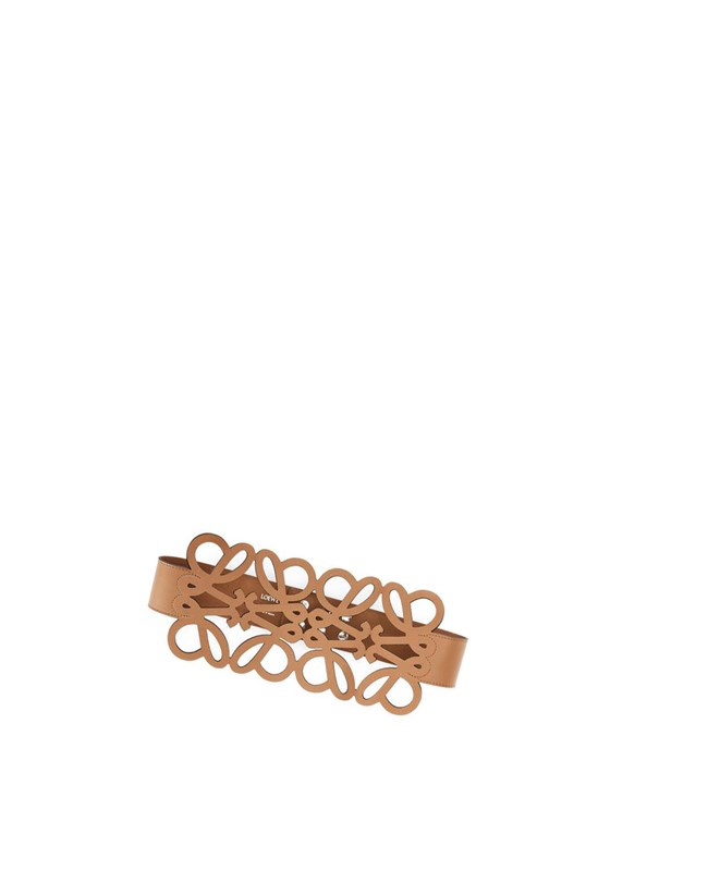 Loewe Anagram cut out belt in calfskin Warm Desert | AJ7136542