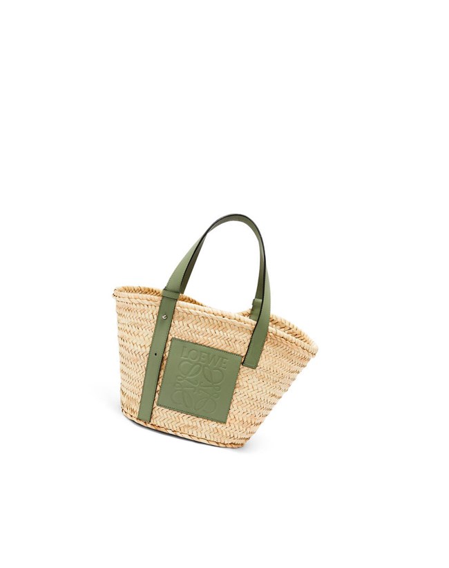 Loewe Basket bag in palm leaf and calfskin Natural / Rosemary | RI4270351